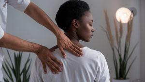 Read more about the article Osteopatia czy Fizjoterapia? Różne podejścia w terapii powrotu do zdrowia