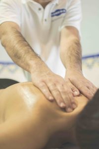 Read more about the article Fizjoterapia i osteopatia w leczeniu bólu pleców. Jak fizjoterapia i osteopatia pomaga w bólu pleców?